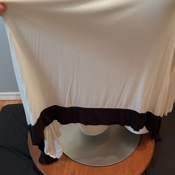 4/$20 Kensie Black and Ivory top - Picture 3 of 5